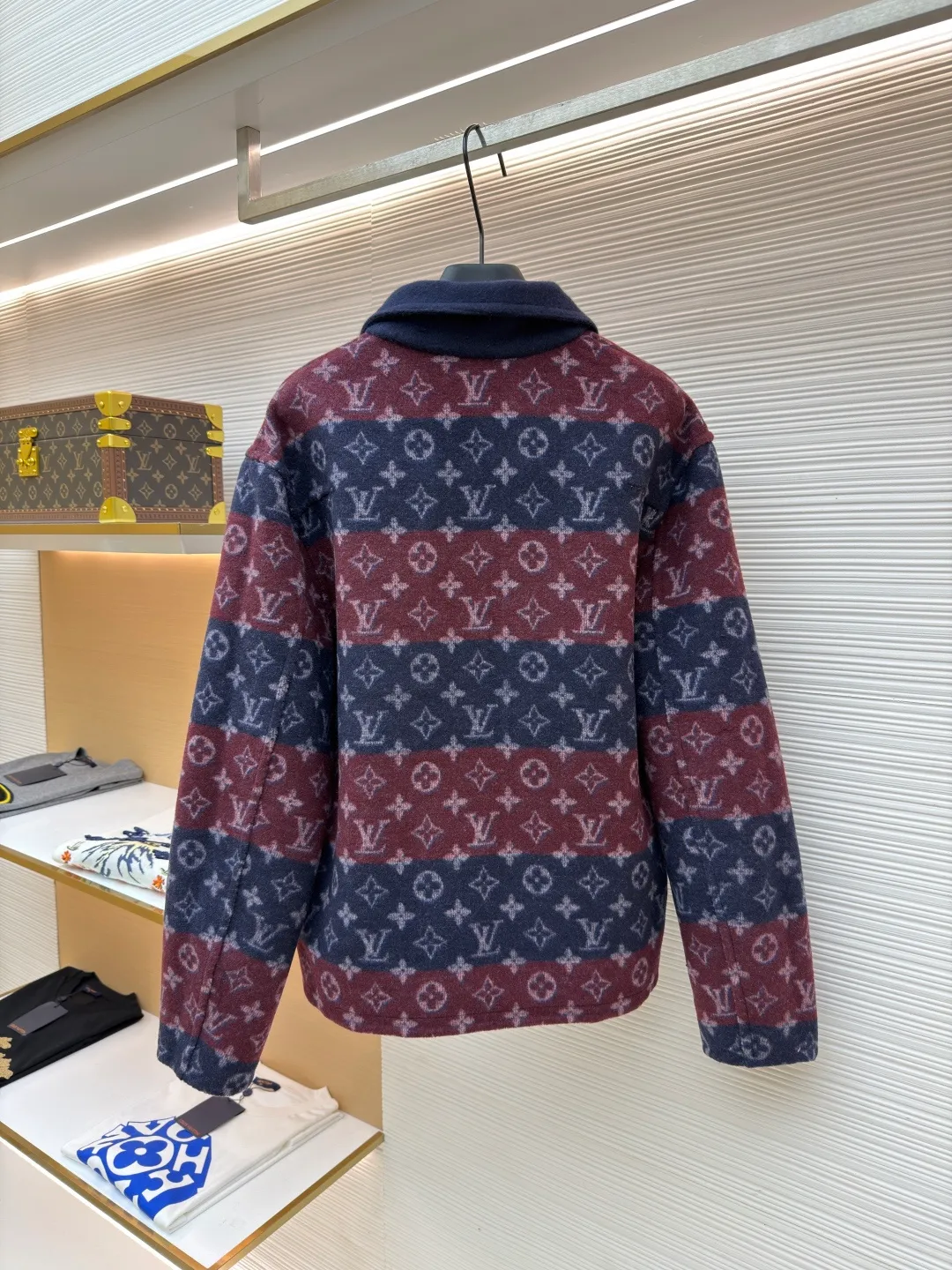 LOUIS VUITTON double-sided workwear wool jacket ●Original version: purchased and developed for 30,000 ●Item number: 1682367-E65 ●Fabric: sheep wool fabric ●Technology: jacquard production ●Color: red and blue ●Version: fitted version ●Weight: about 925 grams ●Size: 44-46-48-50 ●Description: Customized luxurious and soft double-woven high-density cashmere silk cloth (sheep wool content is up to 90%) Rough but soft, solid and fluffy, like clouds wrapped in the warm winter sun, using a color rebellion to redefine the luxury logic of double-wearing. On the one hand, there is untamed fantasy. Red and blue tear wild tension on the wool fabric. The Monogram presbyopia is disassembled and reorganized, allowing the century-old totem to continue to burn in the contemporary context. On the other hand, it is plain ambition. Only a metal LV logo is embellished on the breast pocket. With a crisp silhouette and delicate texture, it silently declares that luxury never needs to be printed all over. The aura is as broad as the territory. There is no need to change clothes. Turning is the ritual from battlefield to feast. The sense of luxury exudes from the inside out. The style is never shackles. Fabric jacquard technology: By weaving a full-width Monogram jacquard texture on the surface of the fabric, the interweaving method of warp and weft lines is controlled, and the interweaving density and tension of the yarns are precisely controlled to make it more three-dimensional. Jingyi Double Lip Hidden Check Sewing Bag Process Positioning and tracing - bag opening and cutting - double lip shaping - bag cloth sewing - invisible grid lining - final inspection and ironing. No machine foot intervention in the whole process. Purely manual operation, infrared positioning cutting machine to achieve precise positioning of materials through infrared emitters and infrared receivers. The accuracy can reach the micron level, thereby meeting the effect of high-precision cutting of alignment strips. The overall wiring is straight and delicate, the fabric is comfortable and soft, and the color is consistent without color difference. It can be matched with the same style to create a fashionable look and control various occasions. Customized accessories, complete with three standards, same style for men and women!